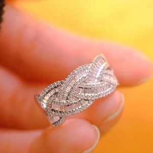 Bague de fiançailles pour femme Xinfly Micro-pavé en or 18 carats pur avec diamant naturel baguette empilable de 0,85 ct - Product Image 1