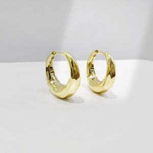 ต่างหูห่วงเงินแท้ 925 ชุบทอง 14k สไตล์มินิมอลแบบคลิป รุ่นคลาสสิกสำหรับผู้หญิง ขนาดใหญ่ ปี 2026 ราคาโรงงาน - Product Image 4