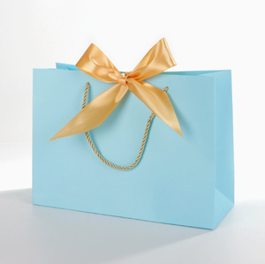 Bolsa de Papel Kraft Clásica con Diseño de Flores Azules, Personalizada con Logotipo, para Compras, Regalos, con Asa y Cinta - Product Image 1