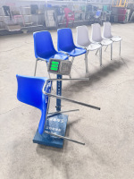 Chaise en plastique connectable avec pieds en métal pour location de salles d'événements et fêtes