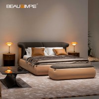 Lit plateforme en cuir suédé bicolore Peekasleep avec tête de lit capitonnée incurvée pour chambre principale de villa de luxe