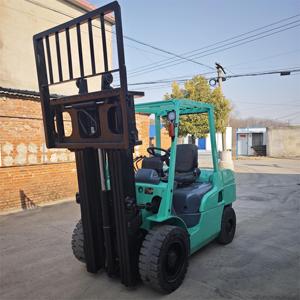 Chariot élévateur diesel Mitsubishi 3,5T d'occasion pour le transport de chantier, avec mât à trois sections et pneus pleins/pneumatiques - Product Image 4