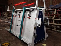 Machine d'assemblage de cadres double face avec système de presse hydraulique pour le traitement des cadres de portes, fenêtres et armoires en bois massif