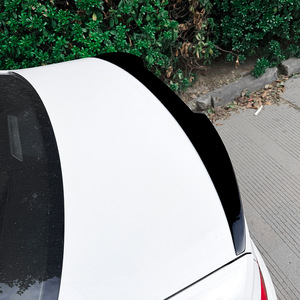 Alerón trasero Volkswagen en negro piano con textura de fibra de carbono tipo cola de pato para Jetta MK7 2019+ - Product Image 3