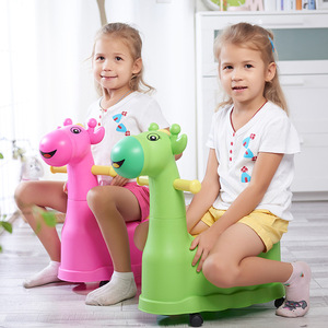 Asiento de inodoro para niños Topbele con ruedas y diseño de dibujos animados para el entrenamiento de ir al baño para niños pequeños - Product Image 5