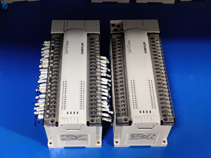 FX2N-64MT-001 PLC ตัวควบคุมลอจิกแบบตั้งโปรแกรมได้ โมดูลควบคุมอุตสาหกรรม โมดูล I/O ดิจิตอล หน่วยควบคุมระบบอัตโนมัติ ความเสถียรสูง - Product Image 1