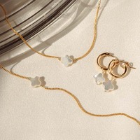 Gelang Emas Gemnel Berbentuk Daun Semanggi Empat Daun dengan Mutiara, Gelang Keberuntungan, Gelang Emas Mungil untuk Wanita