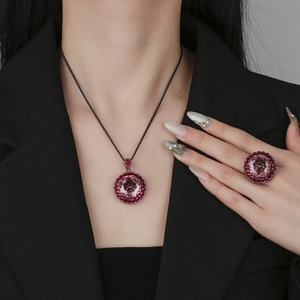 Parure de bijoux tendance en cuivre écologique, hypoallergénique, inaltérable et résistante à l'eau, avec collier et bague tournesol en zircon rose 18MM pour femme - Product Image 6