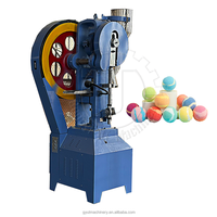 Machine de moulage pour bombes de bain moussantes hydrauliques et bombes de bain vapeur