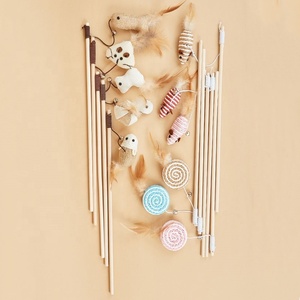 Giocattolo Interattivo per Gatti con Testa di Topo in Sisal, Piume e Campanello, con Fiocco e Nappa per Gattini da Interno - Product Image 3