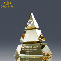 Trophée pyramidal en cristal K9 avec logo personnalisé et gravure pour la célébration de réalisations spéciales