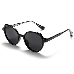 แว่นกันแดดโพลาไรซ์สำหรับผู้หญิง รุ่น Grey Jack ป้องกันรังสียูวี 400 กรอบพีซี เลนส์สีดำ TAC แบบที่ 3 แฟชั่นสไตล์สตรีท - Product Image 3