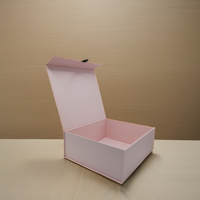 Boîte rigide pliable magnétique de luxe pour l'expédition à plat, emballage pour vêtements et chaussettes, matériaux recyclés, couleur personnalisable, carton