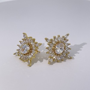 Boucles d'oreilles clous flocon de neige pour femmes, en laiton plaqué or, luxueuses, classiques et élégantes, de Tianyu Gems. - Product Image 4