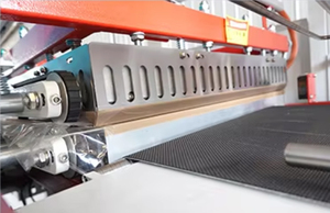 เครื่องห่อฟิล์มหดความร้อนอัตโนมัติแบบไฟฟ้า POF สำหรับบรรจุภัณฑ์สิ่งทอ ควบคุมด้วย PLC ความเร็ว 15-20 ชิ้น/นาที รุ่นคาร์บอน - Product Image 3