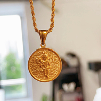 Venta al por mayor personalizado chapado en oro grabado Cupido Ángel colgante collar 18K hombres collar de acero inoxidable joyería impermeable