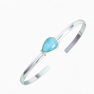 Bracelet manchette en argent 925 plaqué or avec breloque goutte d'eau sertie clos, bijou minimaliste pour femme, idéal au quotidien - Product Image 1