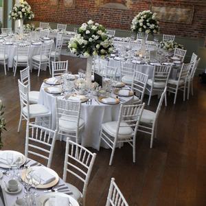 Sillas Tiffany Chiavari de Metal Dorado, Blanco y Plateado para Bodas, con Cojín de Asiento, Venta al por Mayor - Product Image 4