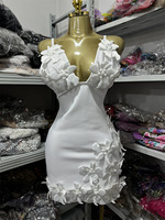 Fabricant de robes sur mesure, faible MOQ, robe bandage rouge avec applique florale 3D, robe moulante sexy à col en V profond, mini-robe de soirée