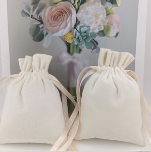 Bolsas de Joyería de Terciopelo y Ante Pequeñas de Lujo, Modelo 001, Marca OEM al por Mayor, Rectangulares de 10x15cm, con Cordón, Portátiles, con Logotipo Personalizado - Product Image 5