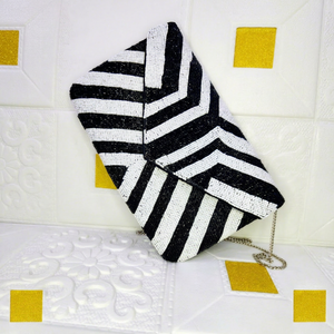 Pochette à perles noire et blanche à motif chevron de forme irrégulière avec bandoulière chaîne - Product Image 1