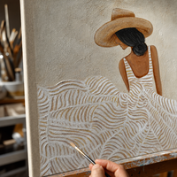 Peinture à l'huile Impasto sur toile, art mural, vue de dos de femme, chapeau de paille, robe rayée, fond en stuc