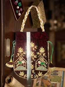 Sac à main Potli élégant en velours de soie couleur bordeaux, avec travail Gota Patti, forme selle, fermeture à cordon, léger, thème cage à perroquet - Product Image 6