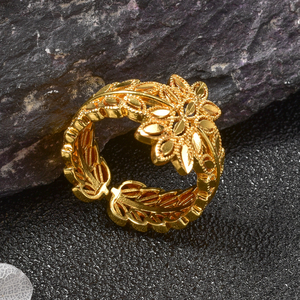 Anillo delicado vintage de filigrana abierta ajustable de cobre chapado en oro de 18k con diseño floral para mujer. - Product Image 1