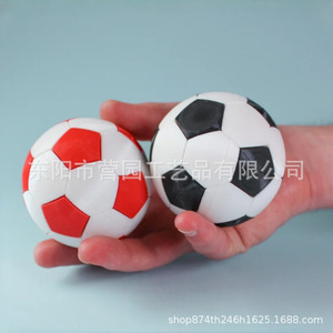 Porte-clés anti-stress de football imprimé en 3D, en plastique, en forme de ballon, portable, pour adultes, rouge, blanc, noir, style moderne - Product Image 4