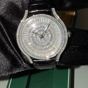 นาฬิกาผู้ชายแบบ Iced Out ประดับเพชรโมอิสซาไนต์ VVS1 คริสตัลแซฟไฟร์ สายหนัง กันน้ำ 50 เมตร ตัวเรือนสแตนเลสสตีล - Product Image 2