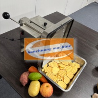 Machine voor het snijden van aardappelchips in golvende vorm