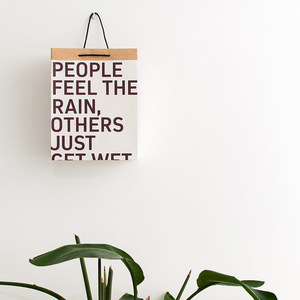 Bolsas de Papel Kraft Gruesas Personalizadas con Asa Negra, Diseño 'People Feel The Rain', <span class=keywords><strong>para</strong></span> Regalos de Lujo - Product Image 2
