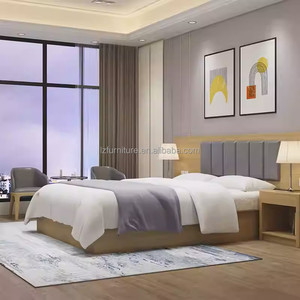 ชุดเฟอร์นิเจอร์ห้องนอนโรงแรมระดับ 3 ดาว โครงเตียงไม้จริงพร้อมหัวเตียงหุ้มเบาะ โต๊ะข้างเตียง ตู้วางทีวี และตู้เสื้อผ้า - Product Image 2