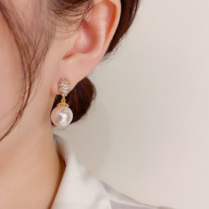 Chine fabricant femmes mode boucles d'oreilles Vintage laiton plaqué pavé zircone grande perle unique boucles d'oreilles goutte - Product Image 2