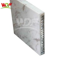 Panneaux composites en marbre blanc de luxe moderne, en forme de nid d'abeille, pour mur d'accentuation dans le salon d'une villa