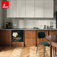 Armoire de cuisine modulaire sur mesure Alland Group, style moderne, deux tons, éco-responsable, en chêne massif blanc, pour villa