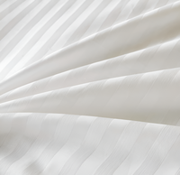 Ensemble de draps de lit d'hôtel blancs de luxe personnalisés OEM 100% housse de couette à rayures en polyester drap plat tissé pour hôtels