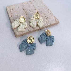 Boucles d'oreilles décoratives en forme d'arc pour fille douce en argent, visant un style de mode pur - Product Image 1