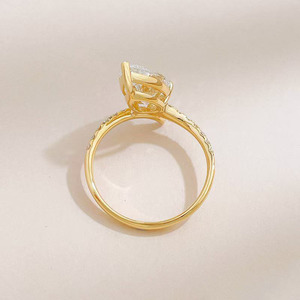 Elegante Anello di Fidanzamento con Diamante Coltivato in Laboratorio 18K, Taglio a Goccia, Grande Caratura, con Croce e Pietre Laterali Certificato IGI 0.224ct - Product Image 3