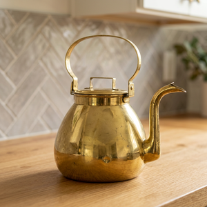 Tetera de latón vintage con tapa y asa metálica - Product Image 1