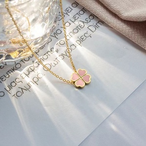 Collier pendentif trèfle à quatre feuilles porte-bonheur en acier inoxydable plaqué or 18 carats, mode personnalisée pour femmes - Product Image 3