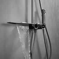 Ensemble de douche moderne gris cuivre avec panneaux de douche, jet pluie, affichage LED, grande table de rangement et sortie d'eau