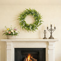 Couronne d'eucalyptus artificielle personnalisée OEM en gros pour la décoration de porte d'entrée printanière style ferme avec fleurs blanches