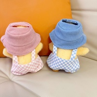 Set Pakaian Bebek Frozen yang Menggemaskan untuk Boneka Kerja Bebek 15CM dengan Tali Selempang Kotak-kotak dan Topi, Fitur Kejutan Hanya Pakaian, Mainan Lucu