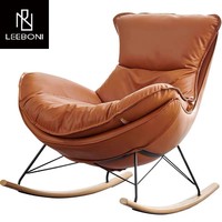 Chaises longues de loisirs modernes, légères et confortables.