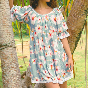 ชุดเดรสสั้นคอวีระบายลายฮาวาย ออกแบบโดยผู้ผลิต คุณภาพสูง ผลิตจากผ้าเรยอน 100% สำหรับฤดูร้อน - Product Image 1