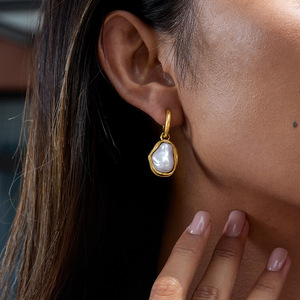 ต่างหูระย้าชุบทอง18K ตัวเรือนมุกแบบไม่สม่ำเสมอสวมใส่ได้ทุกวัน - Product Image 3