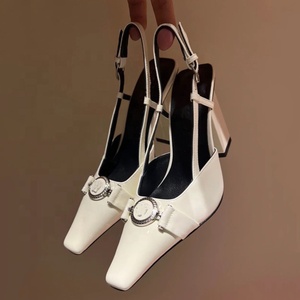 Sandalias de tacón alto y grueso con correa al tobillo para mujer, talla grande 46, de charol, para verano, estilo vestir, con detalles metálicos, para exteriores. - Product Image 2