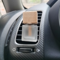 Bouteille Dépolie de 8 ml, Désodorisant de Voiture à Clip, Diffuseur de Parfum pour Grille d'Aération, Récipient d'Huile Essentielle, Diffuseur à Bâtonnets en Verre pour Voiture