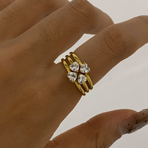 Anello di diamanti a forma di fiore a forma di cuore 3 pezzi set di anelli in acciaio inox placcato oro Non appannamento - Product Image 1